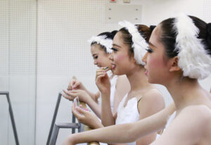 発表会楽屋　メイク｜舞台からの経験を大切にする奈良県橿原市のマミバレエスタジオ